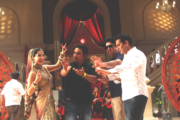Sunny Leone in groovy dance